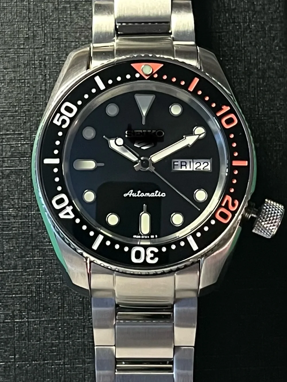Diver watch: black dial. 42mm